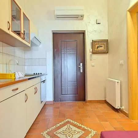 Apartman Gorgeous In With Kitchen Poreč